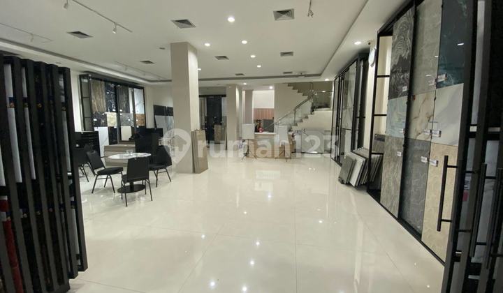 Combined 3-Storey Shophouse Ready to Use in Sutera Boulevard Area, Tangerang Combined 3-Storey Shophouse Ready to Use in Sutera Boulevard Area, Tangerang