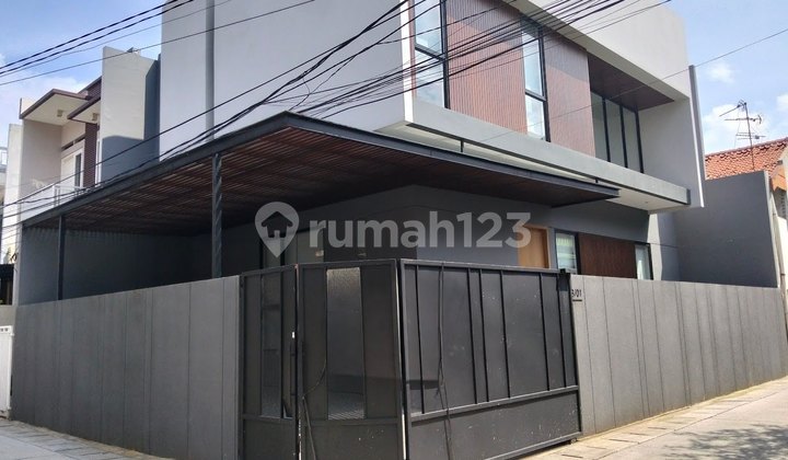 Rumah Modern Minimalis Posisi Hoek 2 Lantai di Bcs Kelapa Gading, Jakarta Utara