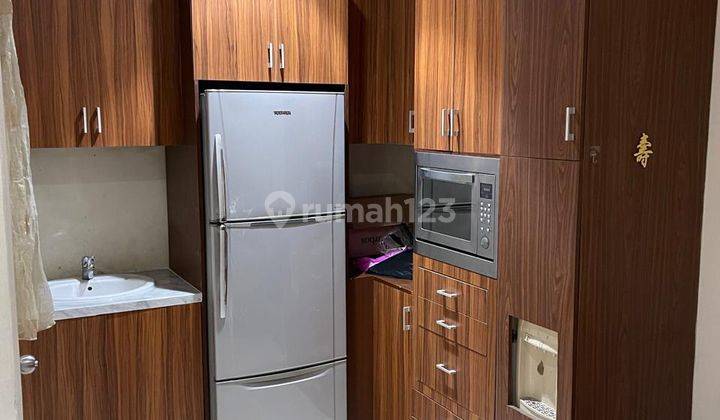 Rumah 3 Lantai Rapi 4+1 Kamar Tidur Semi-Furnished Siap Huni 2