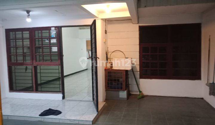 Dijual Rumah Tua 6X15 Shm - Selatan Depan Taman Murah 1