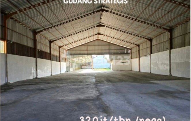 Strategic Warehouse on the Side of Adisumarmo Solo Highway