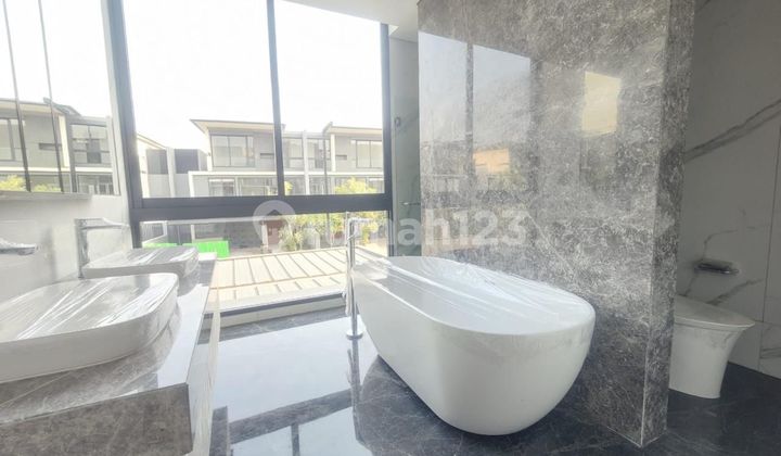 PRICE REDUCTION! LUXURY LYNDON HOUSE WITH ELEVATOR, PRICE NEGOTIABLE. 2