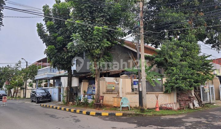 The house in Sector 6, Gading Serpong has been renovated, SHM, close to toll road. 2