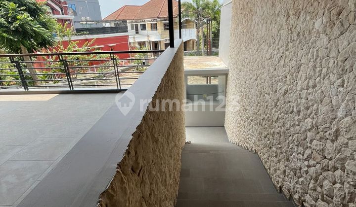 New Modern Luxury House in Setiabudi Regency Bandung 2