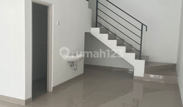 New 2-Story Strategic Shop House in Kolonel Masturi, Cimahi 2