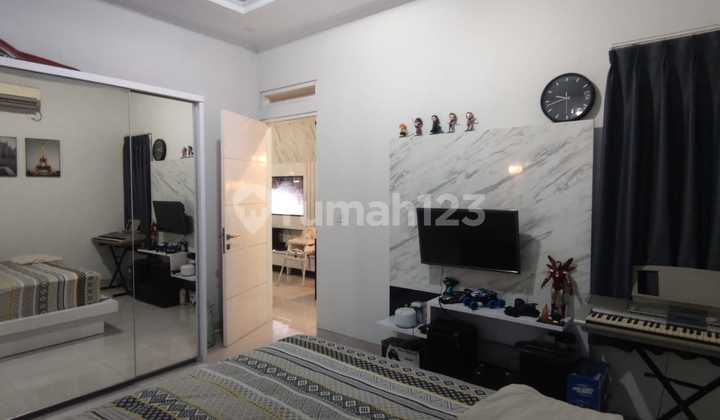 Comfortable 3-Story House Building in Mekar Wangi Cluster 2