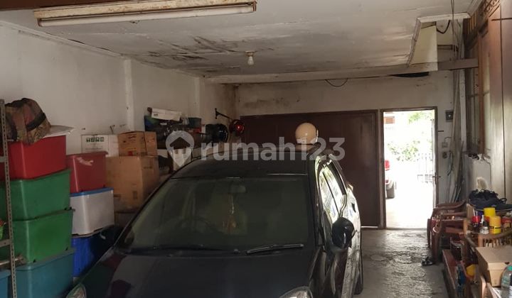 Comfortable and Strategic House on Riau Street Bandung 2