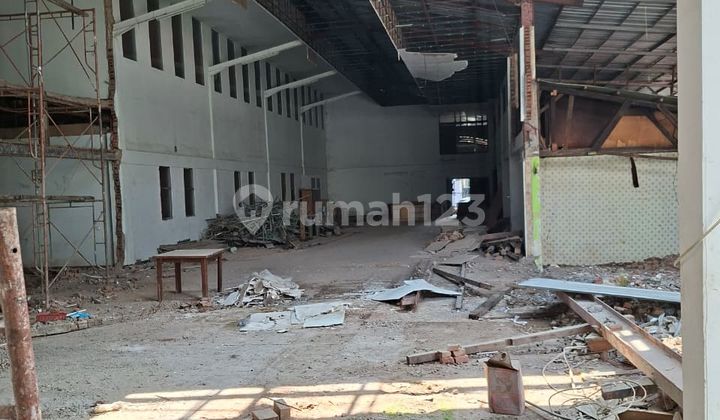 Gudang Area Luas Strategis di Gatot Subroto