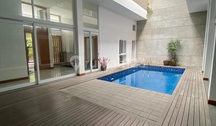 Rumah Mewah Modern Dengan Pool Siap Huni di Setraduta Grande Rumah Mewah Modern Dengan Pool Siap Huni di Setraduta Grande
