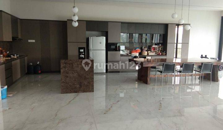 Unit Langka Rumah Dengan Kolam Renang View Danau di Kbp 2