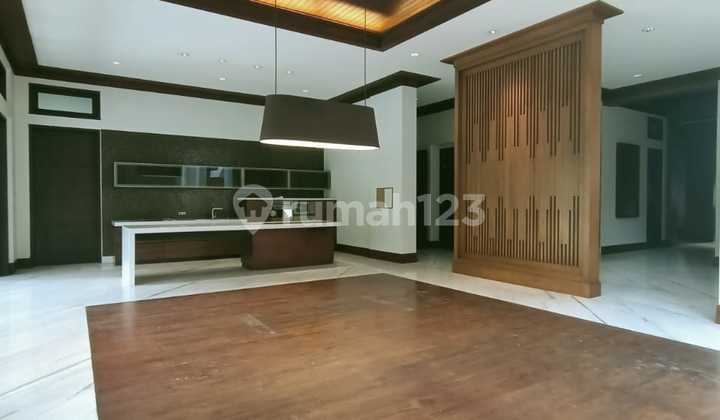 Rumah Mewah 2 Lantai dengan Kolam Renang Area Dago