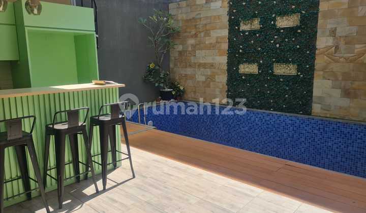 Rumah 2 Lantai dengan Kolam Renang di Kota Baru Parahyangan