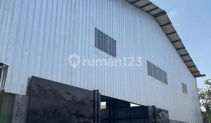 Strategic Warehouse Access Fuso Near Toll Road at Moh Toha Bandung