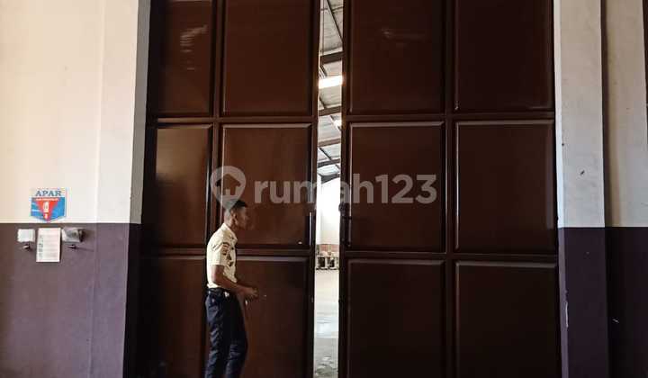 Strategic Ex-Garment Factory Warehouse with Container Access in Caringin