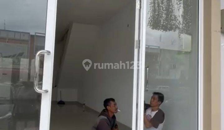 Disewakan Ruko 3lt Strategis Hadap Jalan Raya di Gading Serpong 2