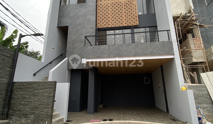  Rumah  Baru Semi Furnished 3 Lantai Di Kebayoran Lama