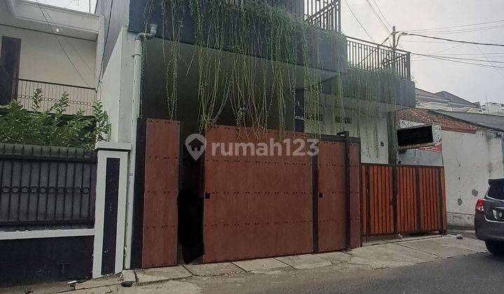 Disewakan Rumah Cantik 2 Lantai, Full Furnished, Siap Huni