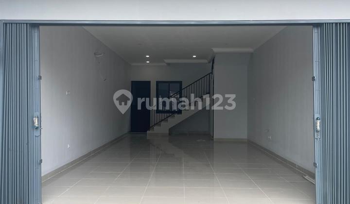 For Rent 3 Shop Houses Left 1 Unit 2.5 Floors in Pondok Kelapa. 2