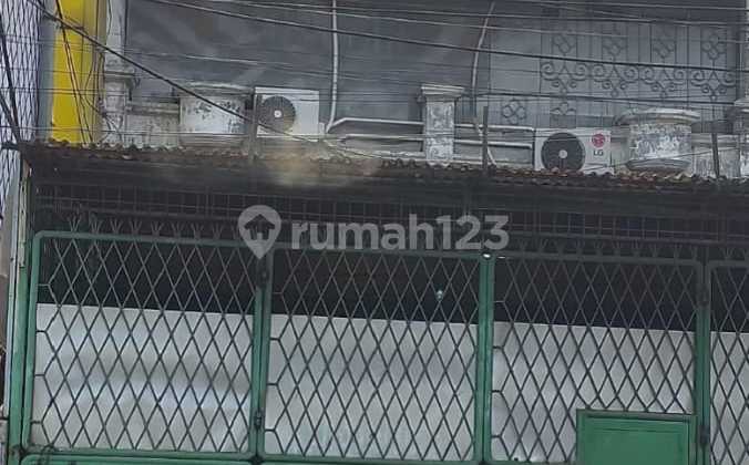 Disewakan ruko gandeng di pinggir jalan utama Jatiwaringin Disewakan ruko gandeng di pinggir jalan utama Jatiwaringin