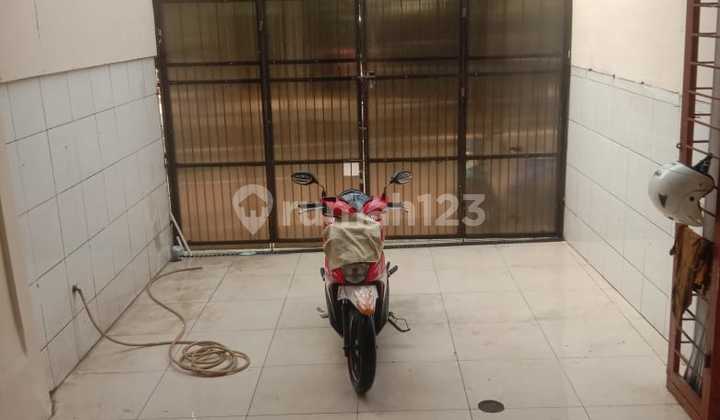 For Rent 2-Story Shop House on I Gusti Ngurah Rai Street, Bintara, West Bekasi. Prime Roadside Location, Ideal for Culinary Business, Clinic, Office, etc. 2