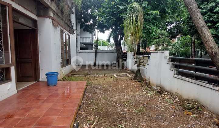 House for quick sale in Cipete, South Jakarta. Needs renovation. 2