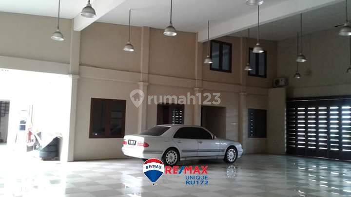 Rumah Kantor Luas Ex Showroom Mobil Strategis Samping Jalan Utama 2