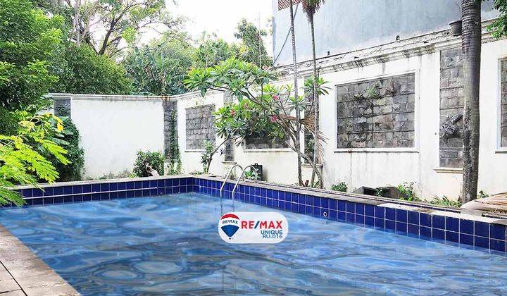 Rumah Dengan Pool Dan Tanah Luas di Area Strategis Kemang 2