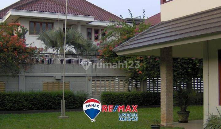 Rumah Hook Halaman Luas di Simprug Garden Dekat Stasiun Kebayoran 2