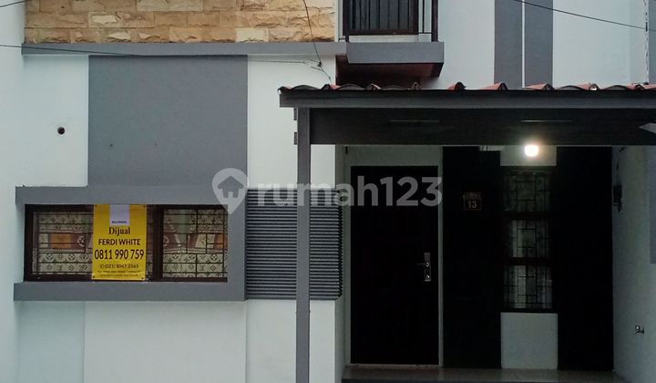 tampak depan dijual rumah siap huni dalam
