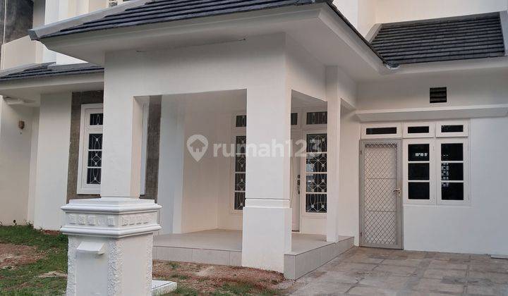 Rumah 2 lantai depan taman siap huni cluster favourite 1