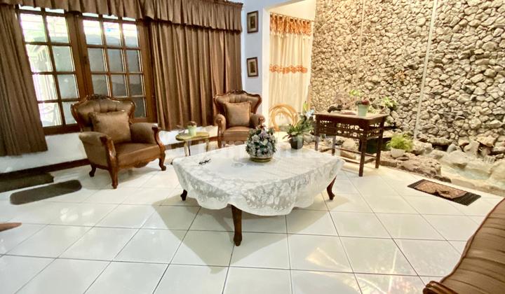 ruang tamu rumah lokasi strategis dekat by