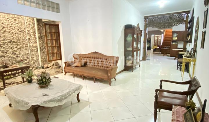 ruang tamu rumah lokasi strategis dekat by