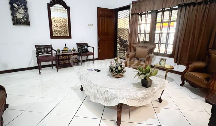 ruang tamu rumah lokasi strategis dekat by