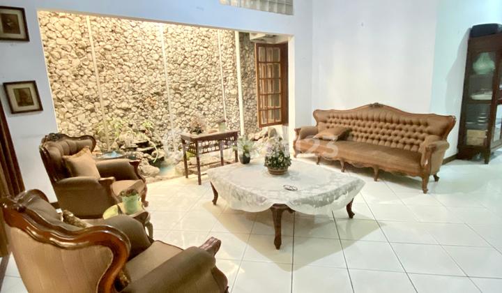 ruang tamu rumah lokasi strategis dekat by