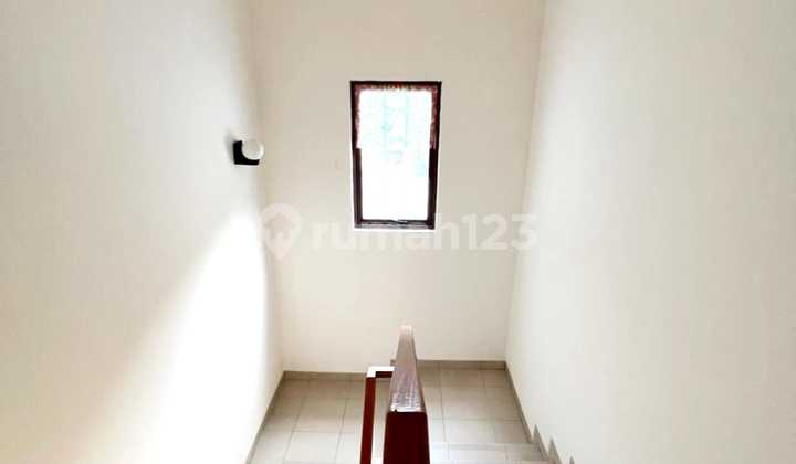 Semi-Furnished 2-Storey House, 8 Meters Wide, in Front Cluster of JGC, Cakung 2
