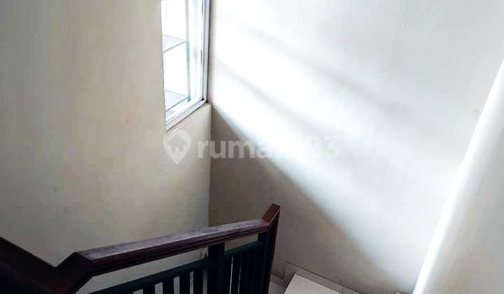Rumah 2 Lantai Terenovasi SHM Lebar 7 di Metland Menteng, Cakung 2