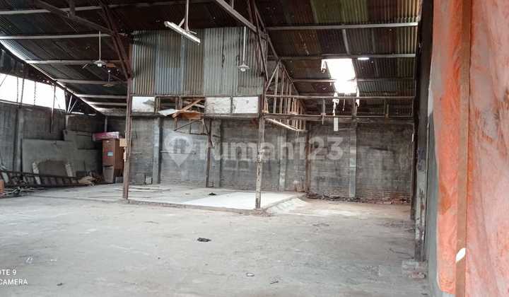 Warehouse width approx. 15m, area 276 in Buaran, Duren Sawit, East Jakarta. Warehouse width approx. 15m, area 276 in Buaran, Duren Sawit, East Jakarta.