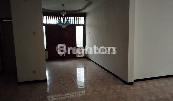 Two-story shophouse business property on Gayungsari main road, hook position, South Surabaya.