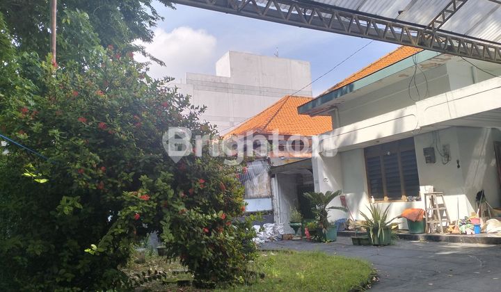 Rumah lama terawat di Surabaya pusat belakang grand city mall Rumah lama terawat di Surabaya pusat belakang grand city mall
