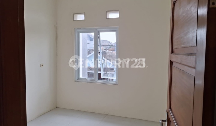 kamar tidur rumah 2 lantai siap huni
