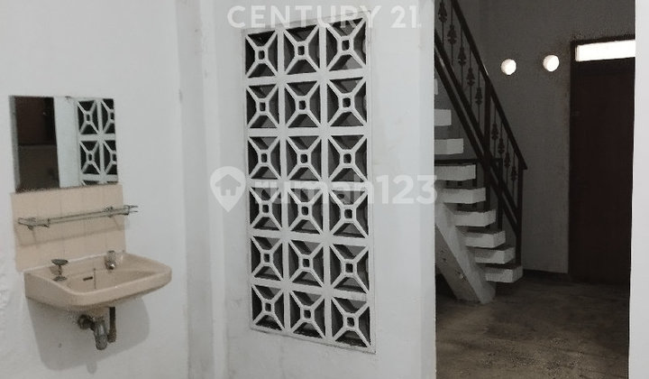 Strategic Ready-to-Occupy House in the Center of Semarang City 1