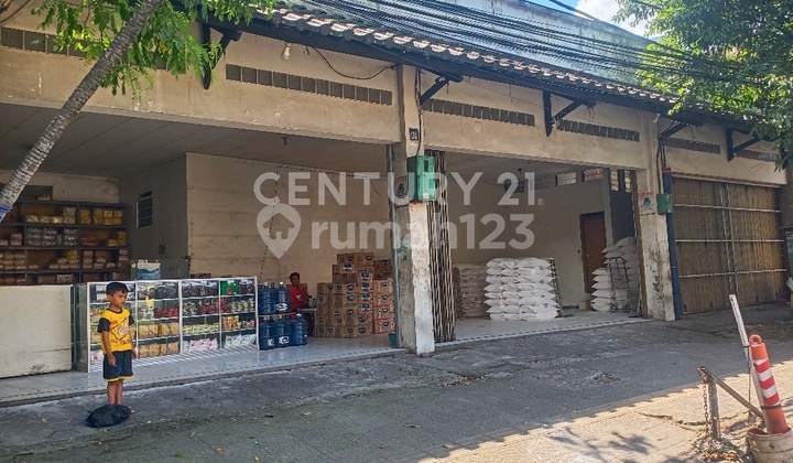 Shop House Suitable for Showroom, Main Road Location on Jamika Street, Bandung 1