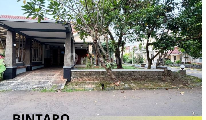 [FOR SALE]: RUMAH ASRI DENGAN HALAMAN YANG LUS POSISI HOEK DI BINTARO, TANGERANG SELATAN