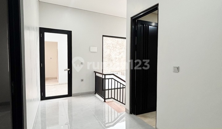 [FOR SALE] - BRAND NEW MINIMALIS MOODERN MINIMALIS DI BSD, TANGERANG SELATAN ——————————— KONDISI RUMAH: * Jenis Bangunan: Brand New * UNFURNISHED ——————————— SPESIFIKASI UNIT: LT: 144 m² | LB: 200 m² KT: 4 | KM: 2 KP: 1 | KMP: 1 Bangunan: 2 Lantai Carport