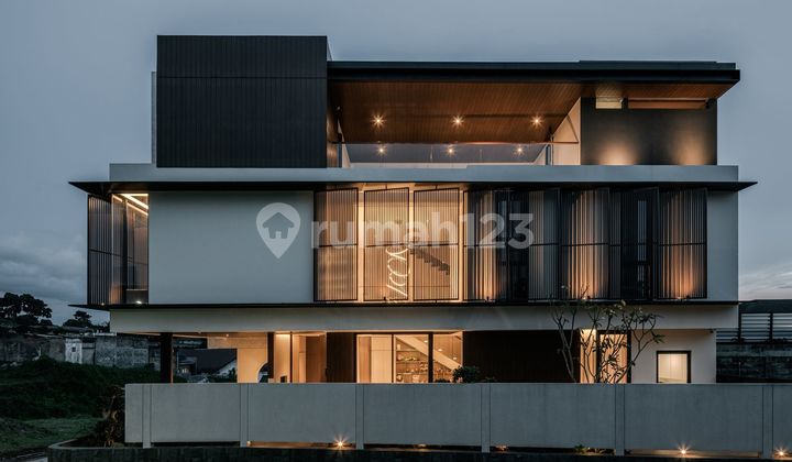 3-Story House, Very Luxurious Secondary Location in Setraduta Bandung, Negotiable Price