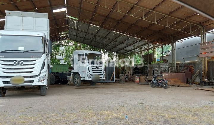 Land and building (former coachwork workshop)