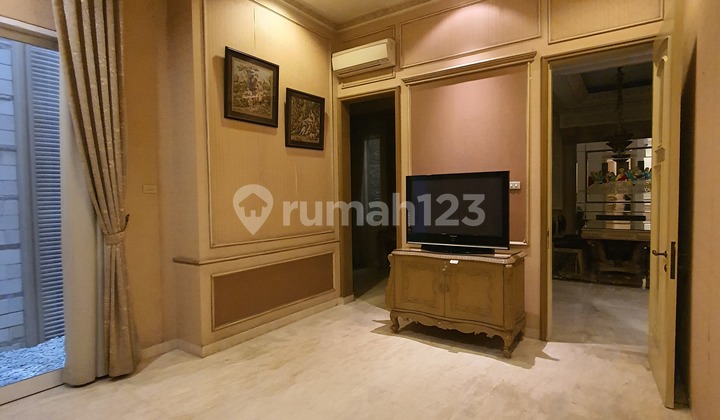 Luxury House Green Garden. 2