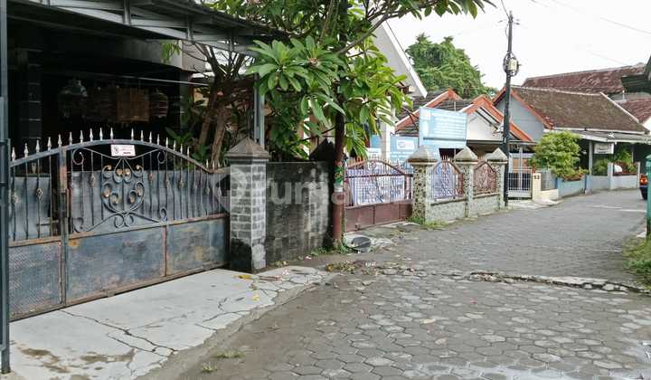 Di Jual Rumah 2.lantai Barat Kampus Ugm Jogjakarta Rumah Butuh Minim Renovasi di Jl. Blunyah Gede no 222, Sinduadi, Mlati, Sleman, Daerah Istimewa Yogyakarta, Indonesia, 55284, Sleman SHM