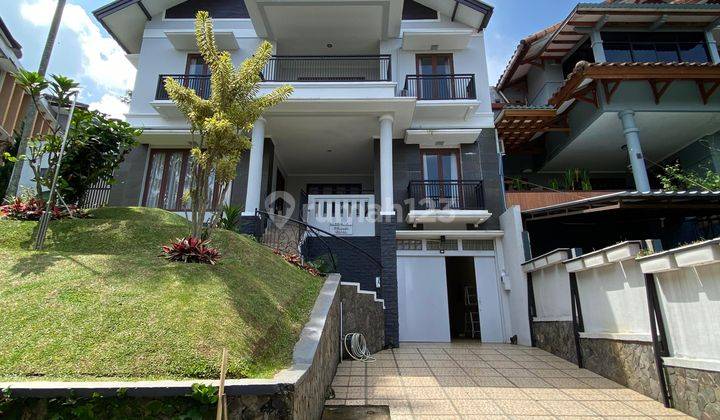 Rumah 2 Lantai Bagus Furnished HGB di Dago Pakar, Bandung 1