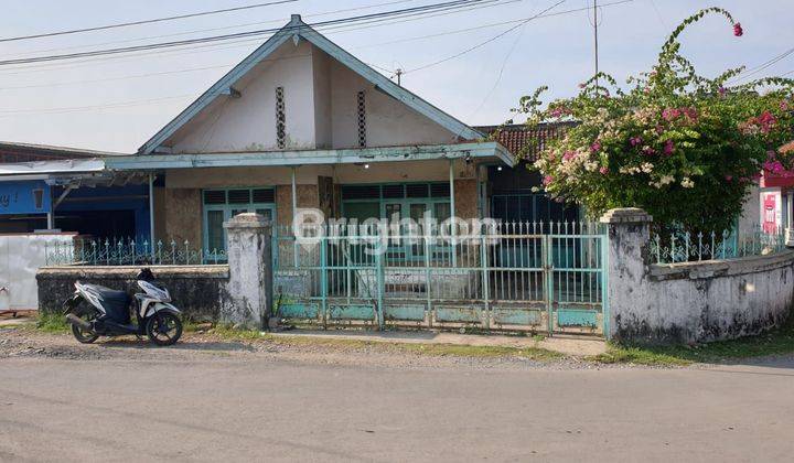 RUMAH DENGAN LOKASI STRATEGIS DI COMAL, KABUPATEN PEMALANG. PINGGIR JALAN RAYA. COCOK UNTUK TEMPAT TINGGAL, USAHA, BANK, TOKO, DLL. EX PABRIK ES 1